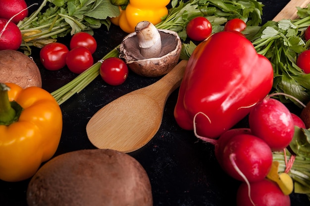 Legumes frescos deliciosos em fundo escuro de madeira na imagem de perto