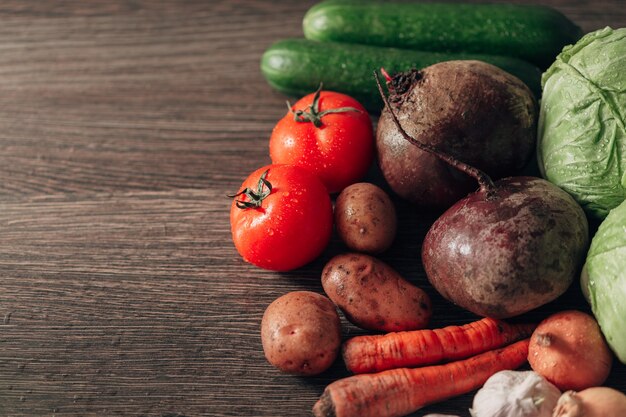 Legumes frescos e brilhantes encontram-se na mesa da cozinha.