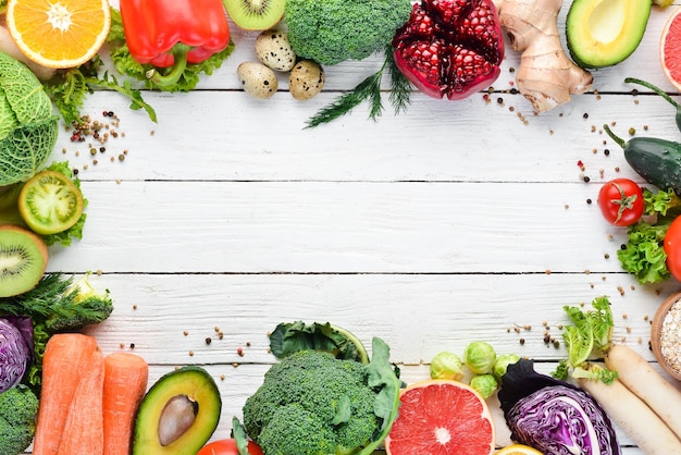 Legumes frescos e frutas em um fundo branco de madeira Comida Orgânica Saudável Vista superior Espaço para cópia grátis