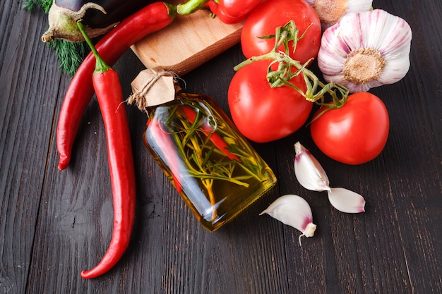 Foto legumes frescos e óleo de salada para dietas