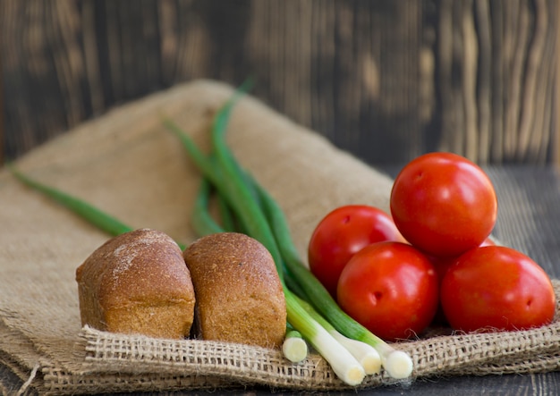 Legumes frescos e pão na serapilheira