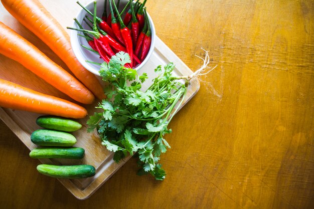 Legumes frescos em cortar a placa de madeira