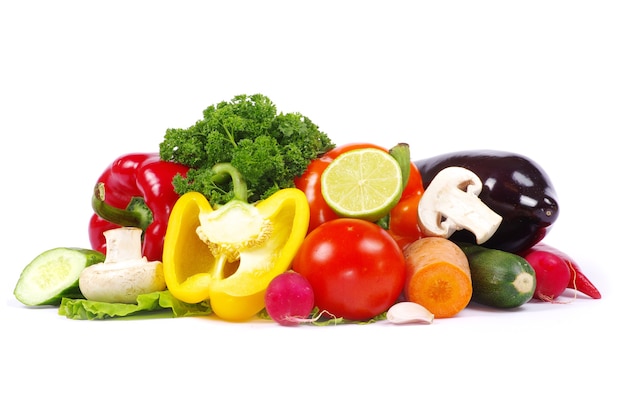 Legumes frescos em fundo branco
