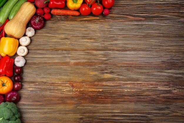 Legumes frescos em fundo de madeira