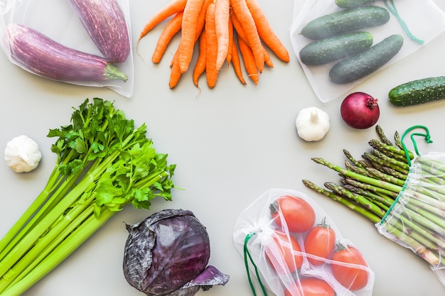 Legumes frescos em sacolas ecológicas reutilizáveis