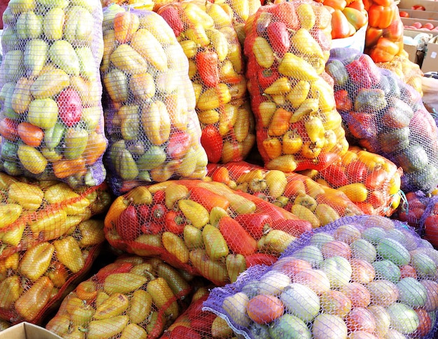 Legumes frescos em sacos de malha no mercado