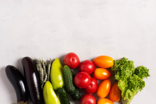 Legumes frescos em superfície cinza de concreto