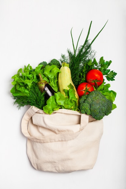 Legumes frescos em um saco ecológico