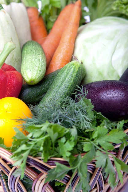 Legumes frescos em uma cesta em branco