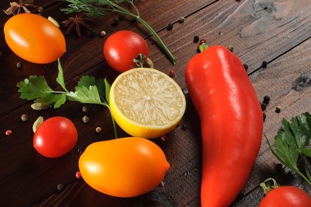 Legumes frescos, ervas e especiarias em uma mesa de madeira. ingredientes para uma refeição vegetariana. dieta