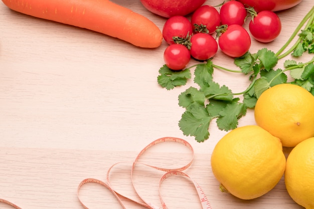 Legumes frescos, frutas, água pura, comida saudável