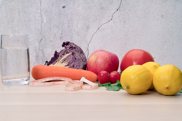 Legumes frescos, frutas, água pura, comida saudável