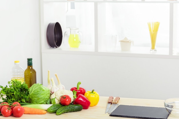 Legumes frescos na mesa da cozinha. comida saudável