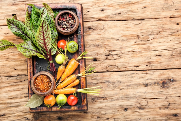 Legumes frescos na mesa de madeira