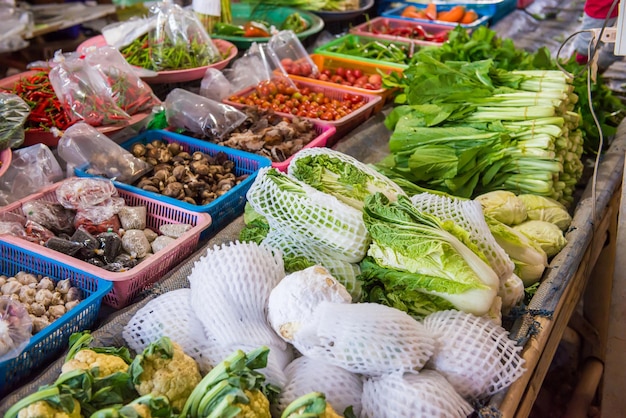 Legumes frescos no mercado asiático tradicional. pode ser usado como fundo de comida