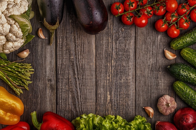 Legumes frescos para cozinhar em fundo escuro de madeira