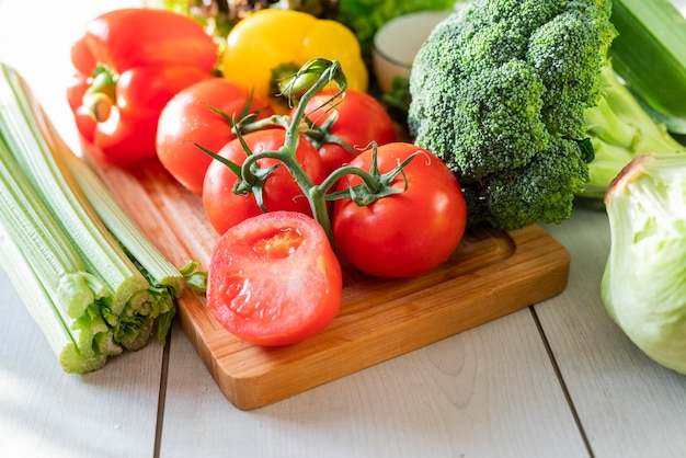 legumes frescos para salada de iceberg com páprica com repolho brócolis tomate e aipo