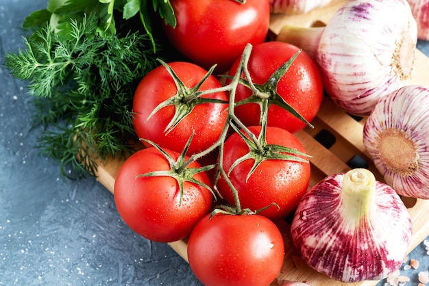 Legumes frescos para salada tomate alho endro salsa vista superior