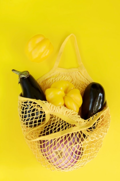 Foto legumes frescos, produtos de jardim, comer limpo e conceito de dieta. vegetal em um saco de algodão líquido