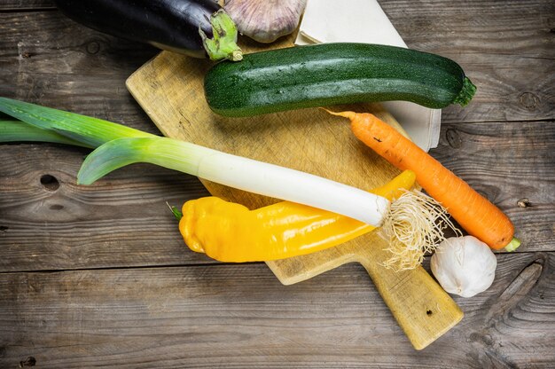 Legumes frescos prontos para cozinhar tiro na mesa de madeira rústica.