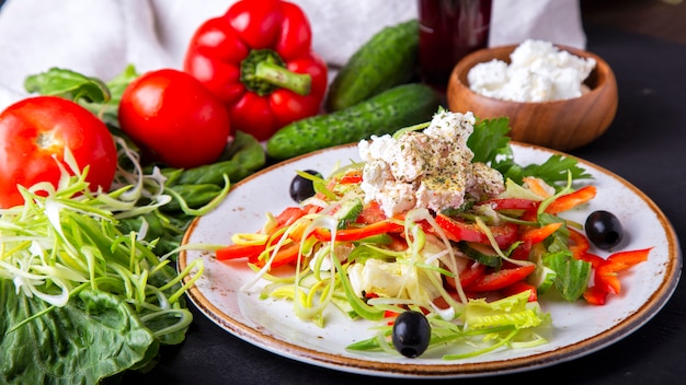 Foto legumes frescos salada de queijo e azeitonas. salada grega