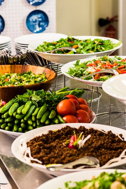 Legumes frescos servidos na mesa