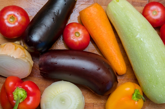 Legumes frescos - tomate, berinjela, cebola, doce pimenta búlgara.