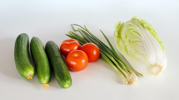 Legumes frescos tomates pepinos repolho e cebolinha para uma alimentação saudável