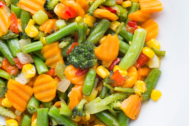 Foto legumes fritos em um prato branco.