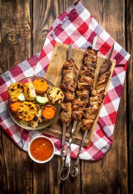 Legumes grelhados com um perfumado Shish kebab de carneiro.