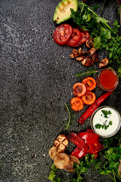 Legumes grelhados em fundo preto. Faça dieta comida vegana.