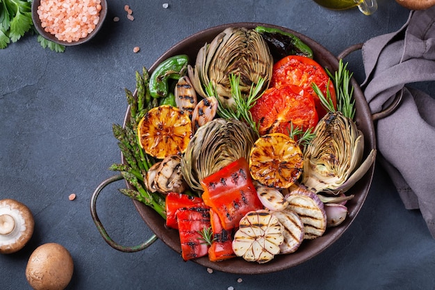 Legumes grelhados em uma panela de verão comendo comida vegana