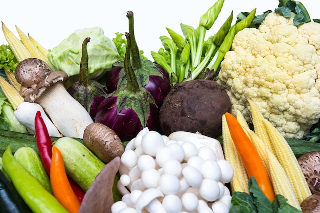 Legumes isolados em um fundo branco