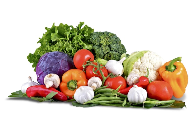 Legumes isolados no branco