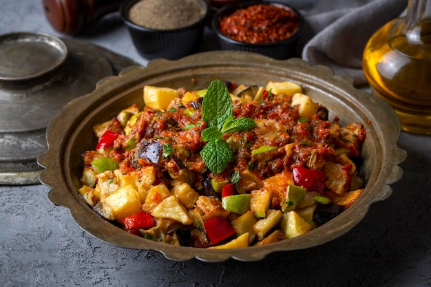Foto legumes mistos ao estilo turco frito karisik kizartma