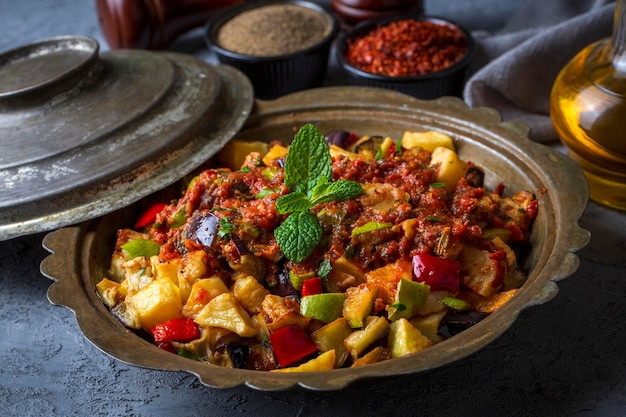Foto legumes mistos ao estilo turco frito karisik kizartma