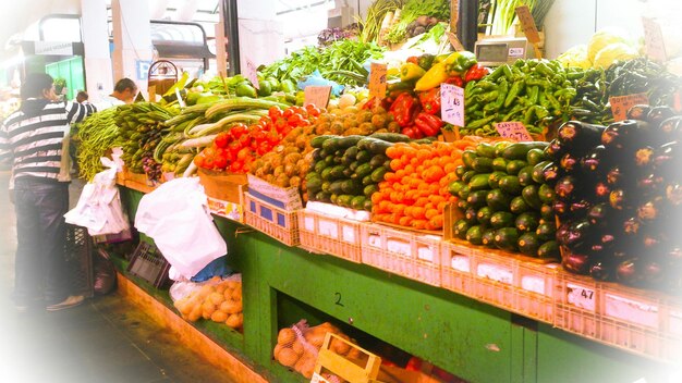 Foto legumes na bancada do mercado