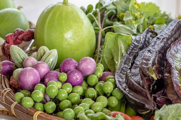 Legumes na tailândia berinjela, feijão alado roxo, cabaço amargo