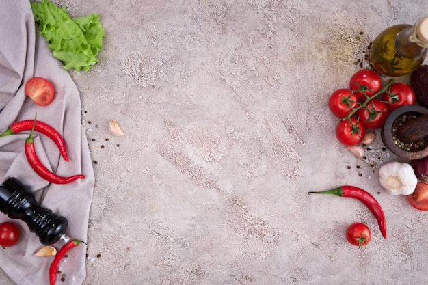 Legumes na vista superior da mesa de concreto de pedra cinza com espaço de cópia pimenta tomate alho azeite