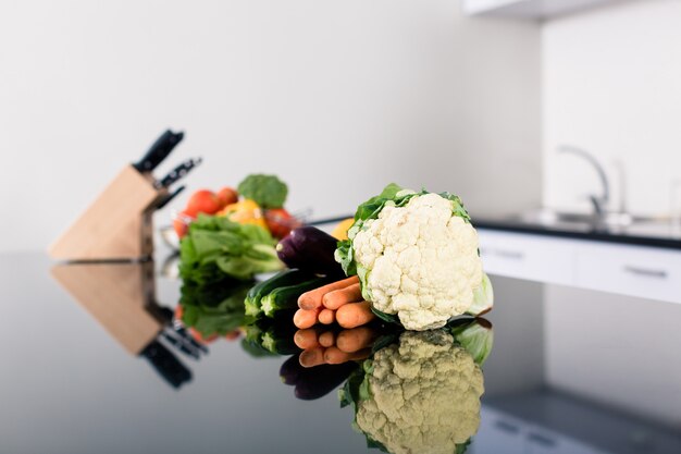 Legumes no balcão da cozinha no elegante apartamento