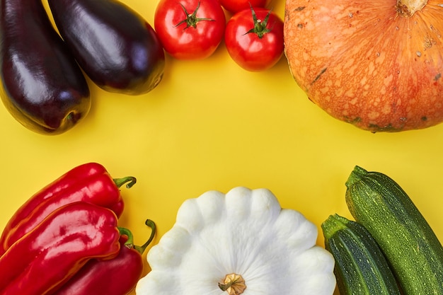 Legumes orgânicos frescos em um fundo amarelo. dia mundial vegano