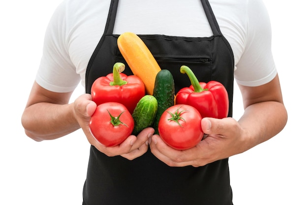 Legumes orgânicos frescos nas mãos de um cozinheiro isolado em um fundo branco.