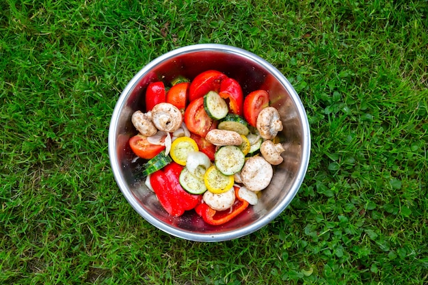 Legumes para grelhar no prato. abobrinha, tomate, cogumelos e pimenta para um jantar saudável. comida de vibrações de verão.