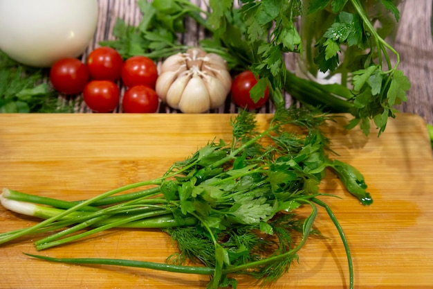 Legumes para salada de endro com salsa e cebola em uma mesa de madeira salsa verde cebola verde endro ...