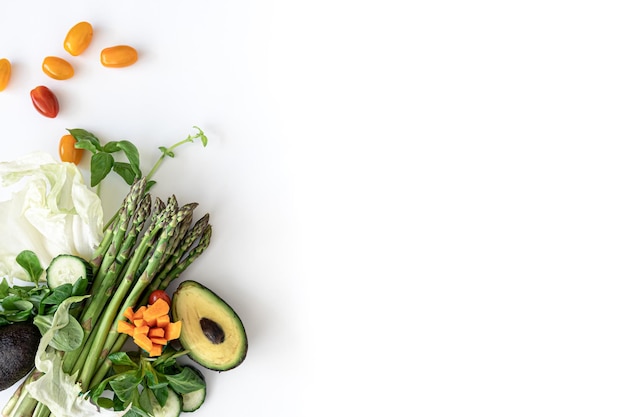 Legumes planos leigos no conceito de comida e dieta de fundo branco