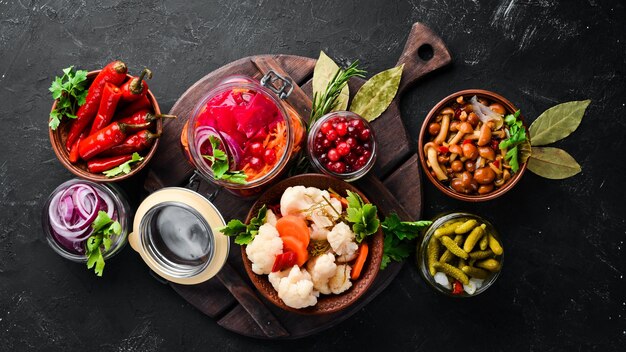 Legumes recheados e cogumelos na mesa da cozinha Repolho cogumelos pepinos couve-flor Vista superior Espaço livre para o seu texto