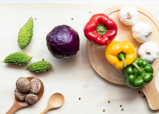 Legumes saudáveis em madeira