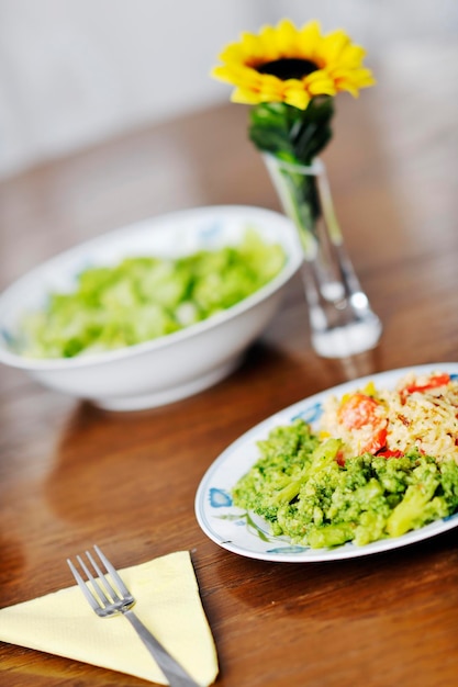 legumes vegetarianos saudáveis e comida de arroz no prato na cozinha