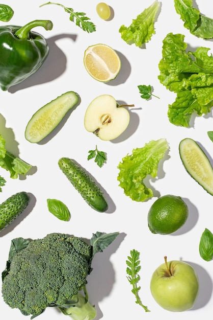 Legumes verdes e frutas em um fundo branco fundo culinário dieta alimentar saudável