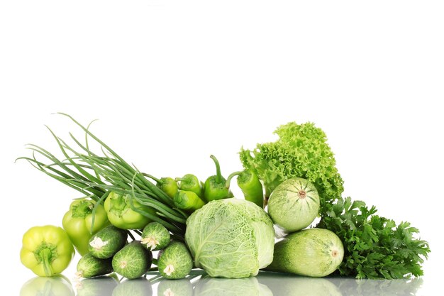 legumes verdes frescos isolados no branco